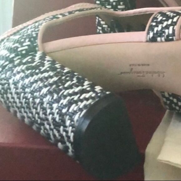 NEW Sandals Salvatore Ferragamo Edith Twist Size 8 - Picture 3 of 3